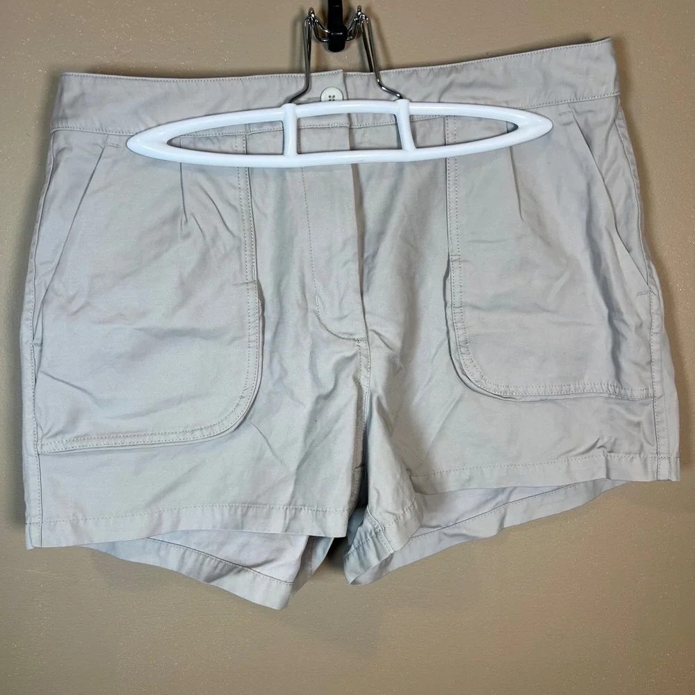 Lululemon Athletica Gray Utility Hiking Shorts Women Size 8 Patch Pockets